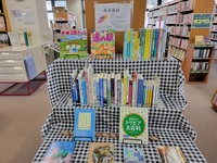 十文字図書館企画展示「雨奇晴好」の様子