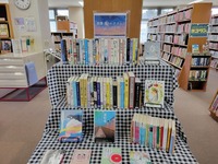 十文字図書館の企画展示「読書でチルタイム」の様子