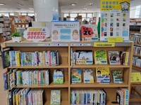 十文字図書館の企画展示「夏休みの宿題をおうえんします！」の様子