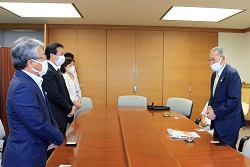 写真：談話の様子