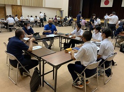 平鹿中学校の懇談風景