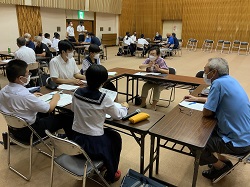 写真:横手南中学校の懇談風景