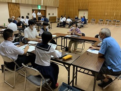 写真：横手南中学校の懇談風景