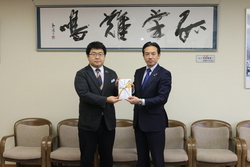 熊谷専務取締役から市長に目録贈呈