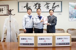 贈呈したあとの集合写真