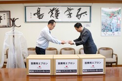 代表取締役社長から市長に贈呈