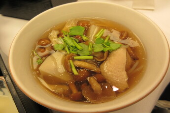 地元食材ふんだんのいものこ汁