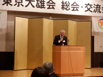 あいさつする会長