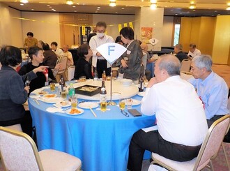 会話が弾む懇親会の写真
