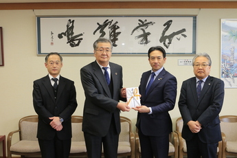よねや商事様から市長に目録贈呈