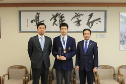 市長と写真撮影