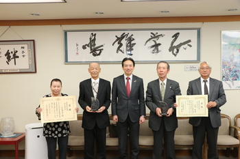 受賞者の方々と市長