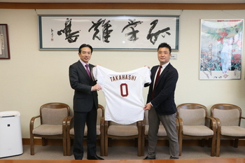 松野部長から市長にユニフォーム贈呈