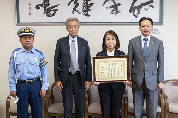 （左から）十文字交通指導長・鈴木啓一氏、十文字地域局長・畠山容子氏、横手地区安全運転管理者協会長・髙橋純一氏