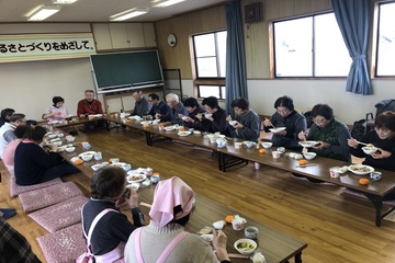 料理を試食する様子