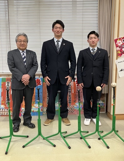 写真：伊藤教育長と横手清陵学院高等学校3年栗谷暁さん、菊池創太さん