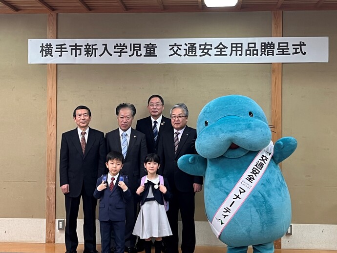 写真：左上から菅会長、柴田会長、笠原所長、教育長、マナーティ、新入生2名