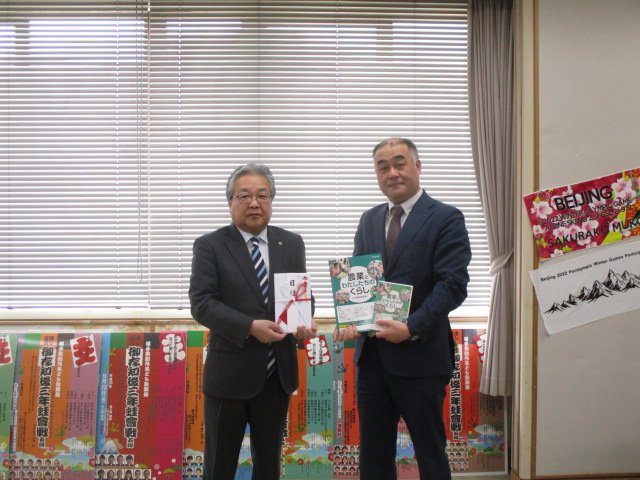 写真：教育長（右）と秋田ふるさと農業協同組合代表理事専務　柿﨑大二朗様
