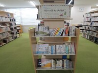 増田図書館のミニ企画展示「雨の日も快適に」
