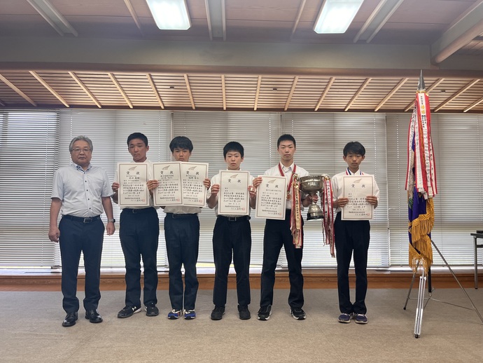 教育長（左）と横手明峰中学校の皆さん