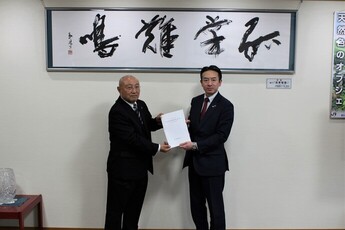 令和7年度の意見書手交式の様子