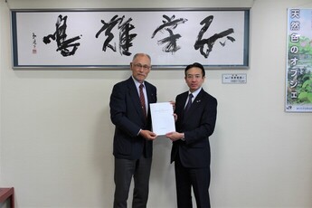 令和8年度の意見書手交式の様子