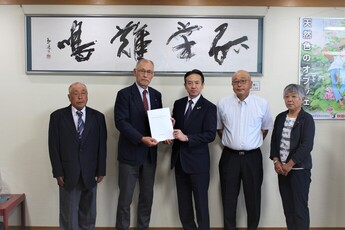 意見書手交式の様子
