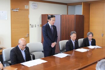 意見書手交式の様子