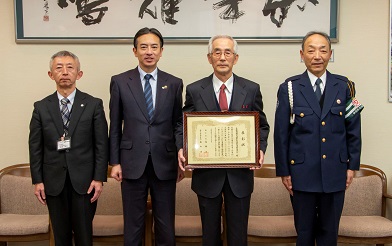 市長と表彰者ら