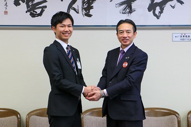 市長と握手する菊地さん