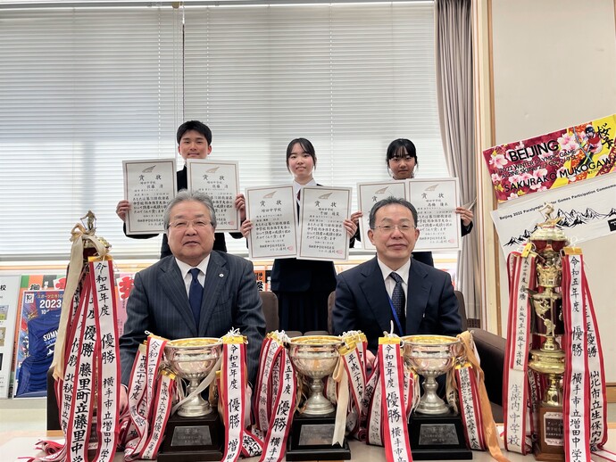 （上）左から佐藤さん、千田さん、髙橋さん　（下）左から教育長、山本校長