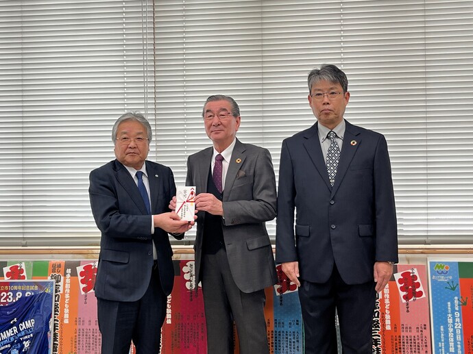 右から後藤代表理事、上田副理事長、教育長