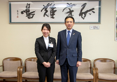 市長と並ぶ小田嶋さん