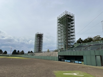 平鹿野球場ナイター照明改修工事のようす