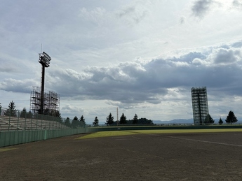 平鹿野球場ナイター照明改修工事のようす