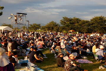 ステージを見入る来場者