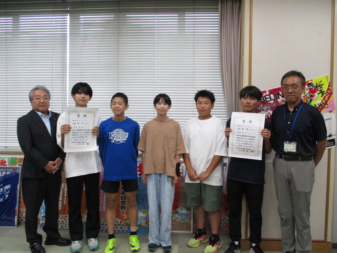 教育長と5名の児童