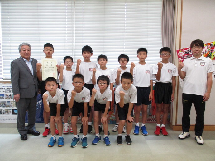 教育長と横手バレーJr.スポーツ少年団の皆さん
