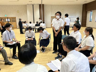 市の職員と4つのテーマでグループ協議
