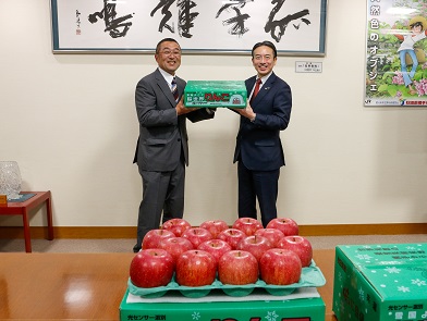 りんご贈呈