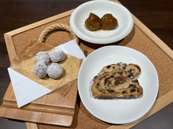 商品の写真（いちじくの柔煮、シュトーレン、スノーボール）