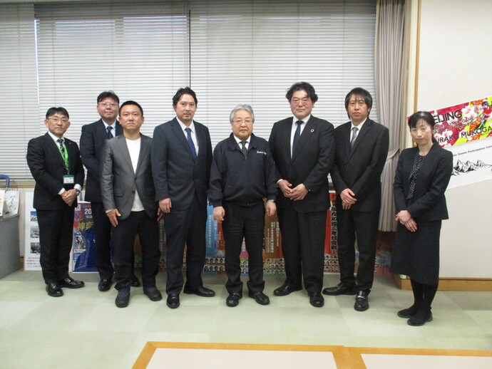 教育長と横手市PTA連合会の役員の皆さん