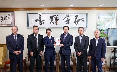目録贈呈