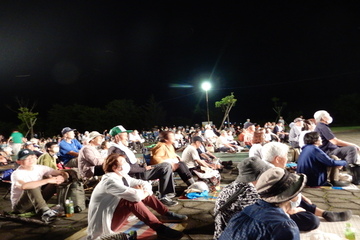 ステージイベントに見入る来場者
