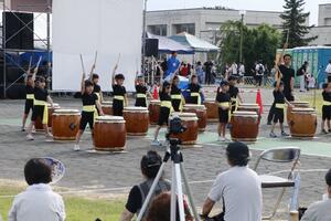 太鼓を演奏するたいゆう保育園の園児