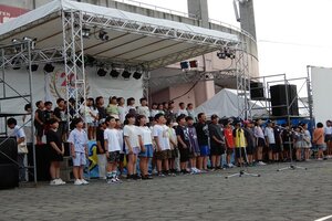 校歌を披露する大雄小学校の児童