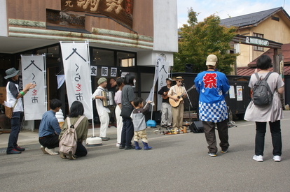 町並みでのパフォーマンス