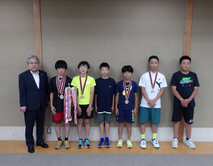 教育長と出場する児童6名