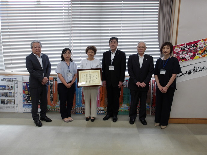 教育長と佐々木雅子さんと現教育委員の皆様