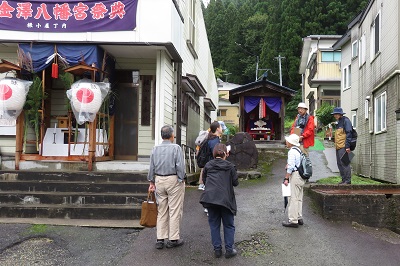 町を歩く様子